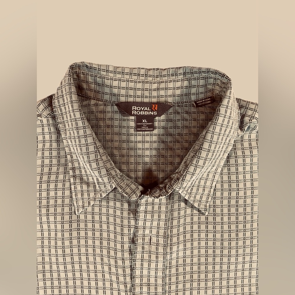 Royal Robbins Men’s XL Short Sleeve Button-Up Lightweight Shirt.
